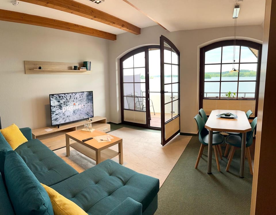 TV and multimedia, View (from property/room), Balcony/Terrace, Living room, Seating area, Dining area, Evening entertainment, Lake view