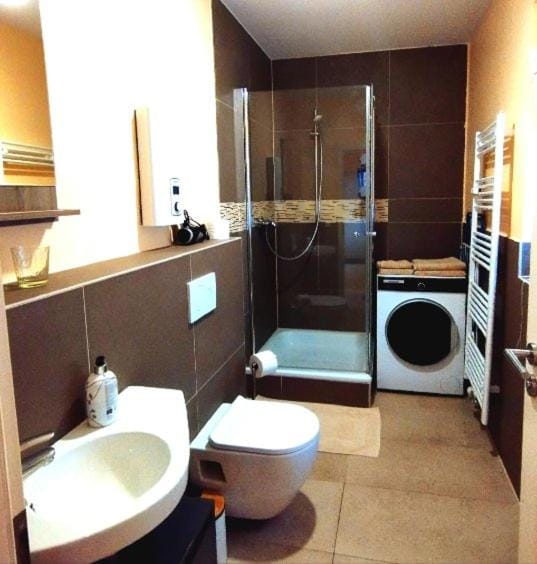 Shower, Toilet, Bathroom, washing machine