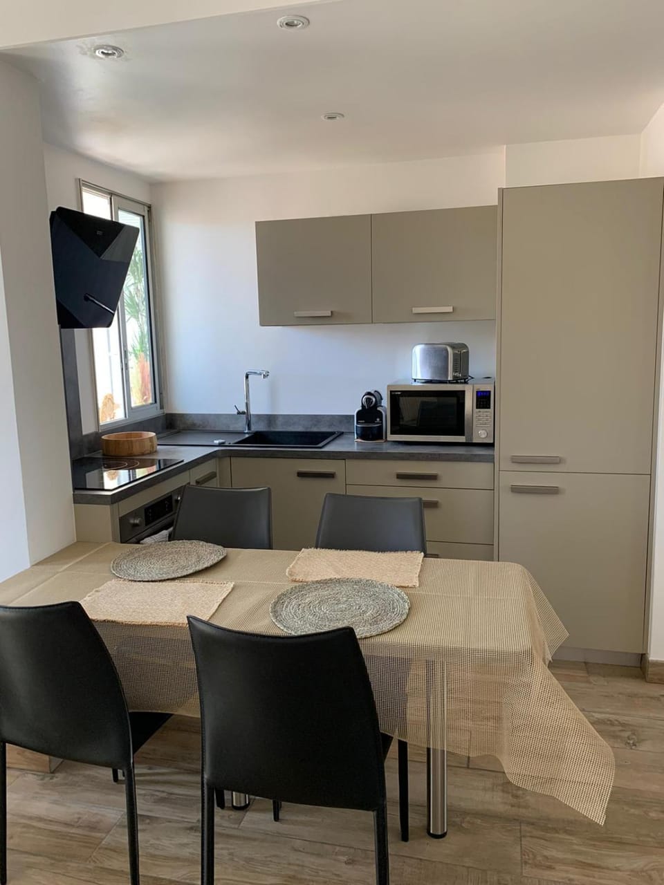 Bel appartement sur le port du Brusc avec sa place de parking privative. Apartment in Six-Fours-les-Plages