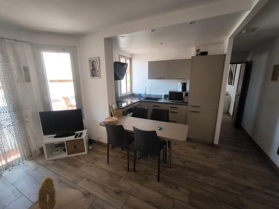 Bel appartement sur le port du Brusc avec sa place de parking privative. Apartment in Six-Fours-les-Plages
