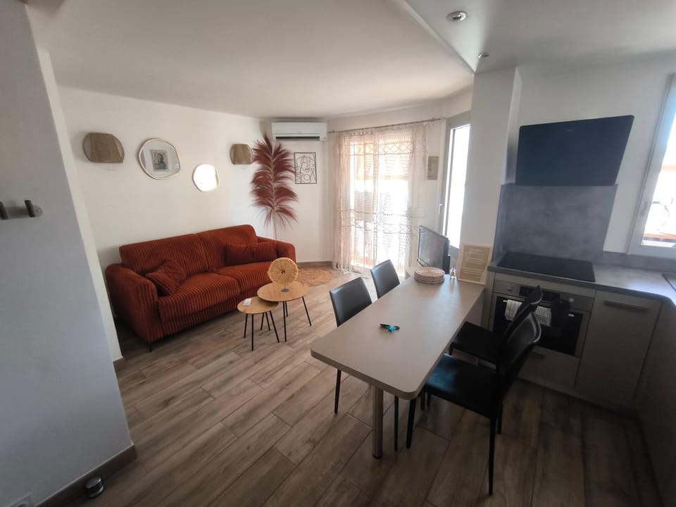 Bel appartement sur le port du Brusc avec sa place de parking privative. Apartment in Six-Fours-les-Plages