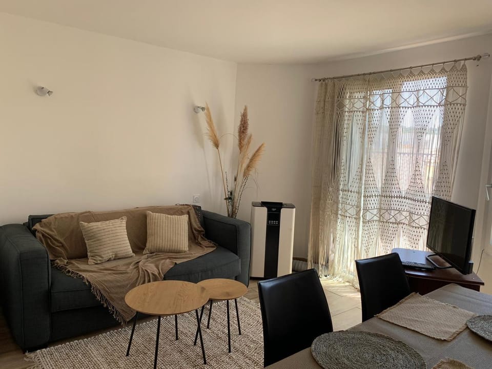Bel appartement sur le port du Brusc avec sa place de parking privative. Apartment in Six-Fours-les-Plages