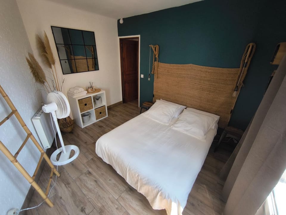 Bel appartement sur le port du Brusc avec sa place de parking privative. Apartment in Six-Fours-les-Plages
