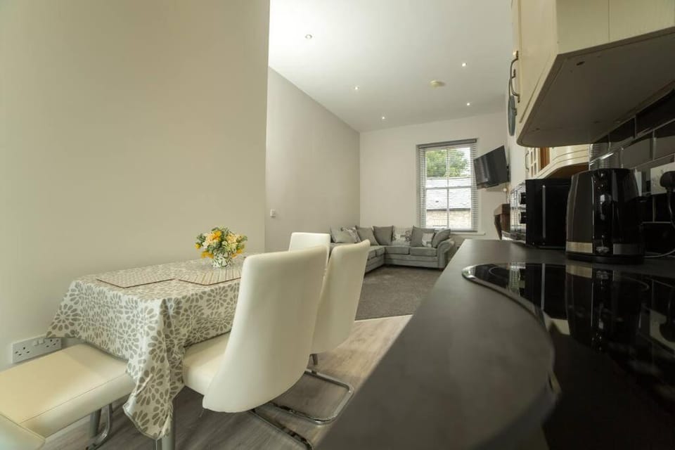 Kitchen or kitchenette, Living room, Seating area, Dining area