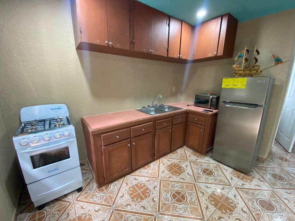 Kitchen or kitchenette, minibar