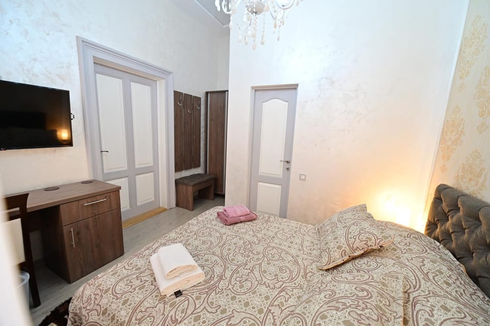 Bed, TV and multimedia, Photo of the whole room