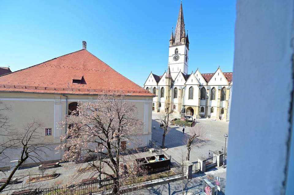 Nearby landmark, Neighbourhood