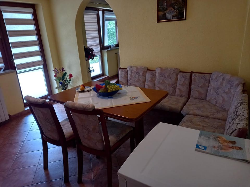 Seating area, Dining area