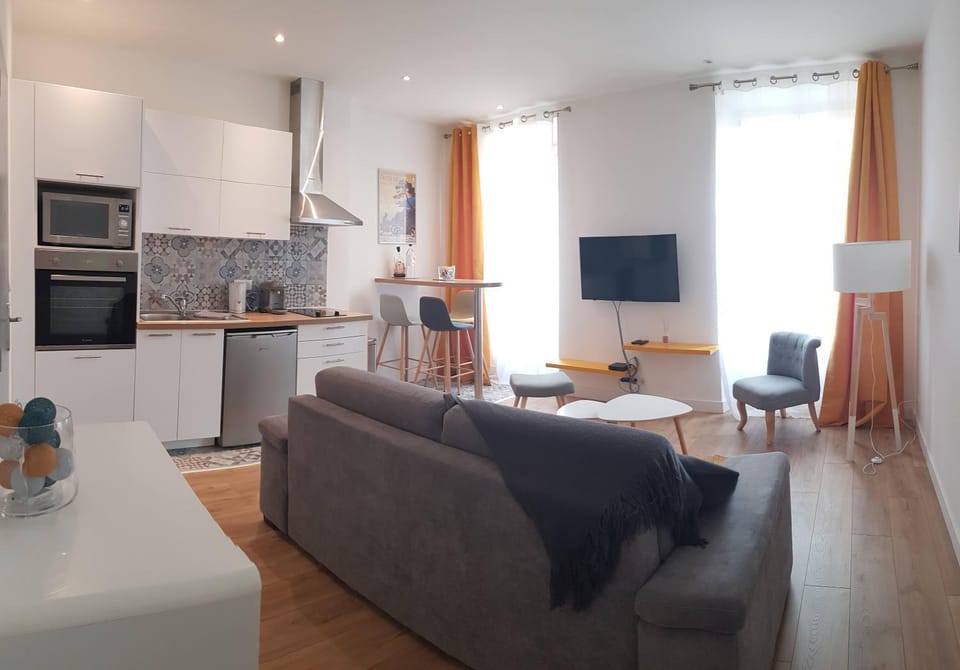 TV and multimedia, Living room, Photo of the whole room, Dining area