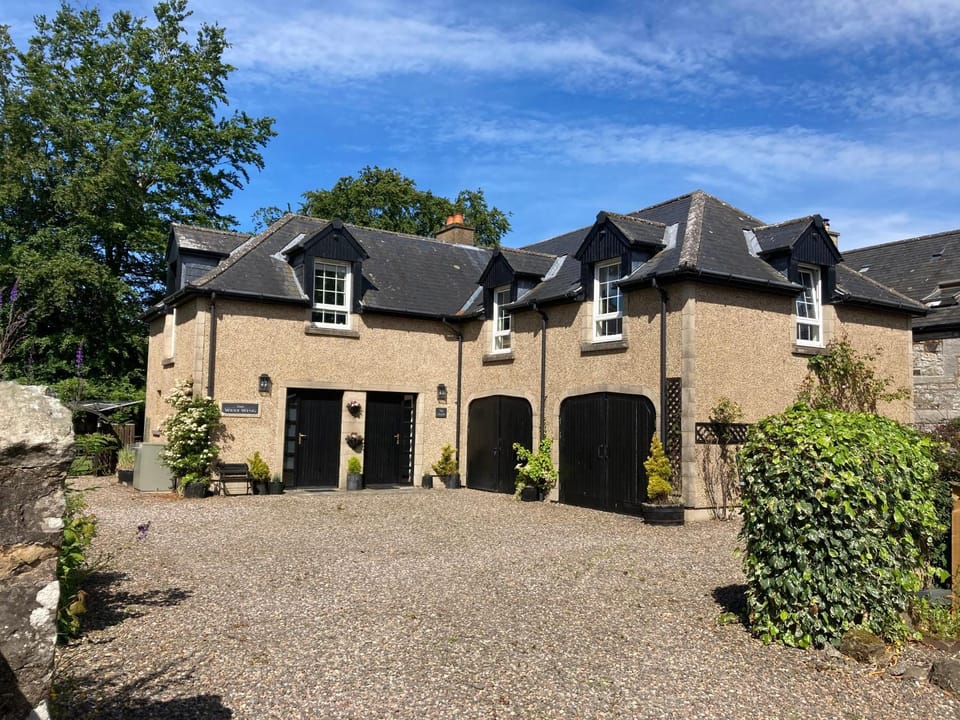 The west wing @ Hatchbank house with indoor hot tub Apartment in Scotland