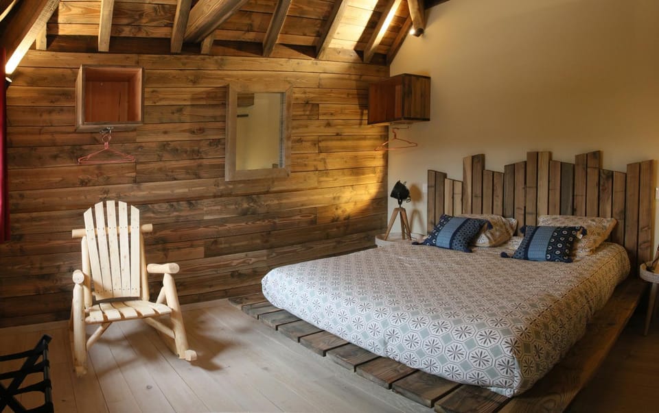 Photo of the whole room, Bedroom