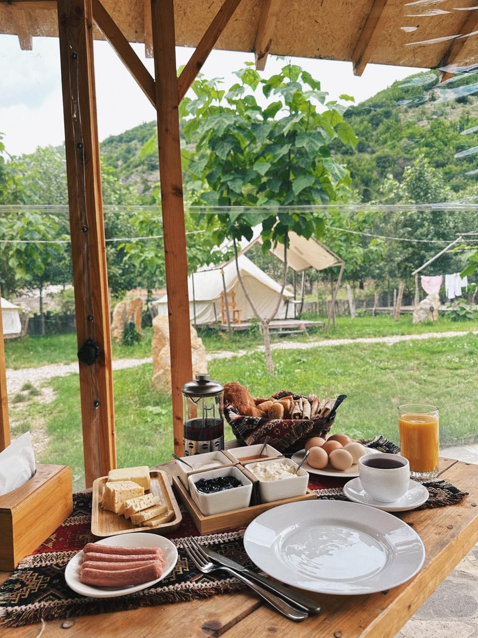 Day, Garden, Food and drinks, Dining area, Food, Garden view, Breakfast, Continental breakfast
