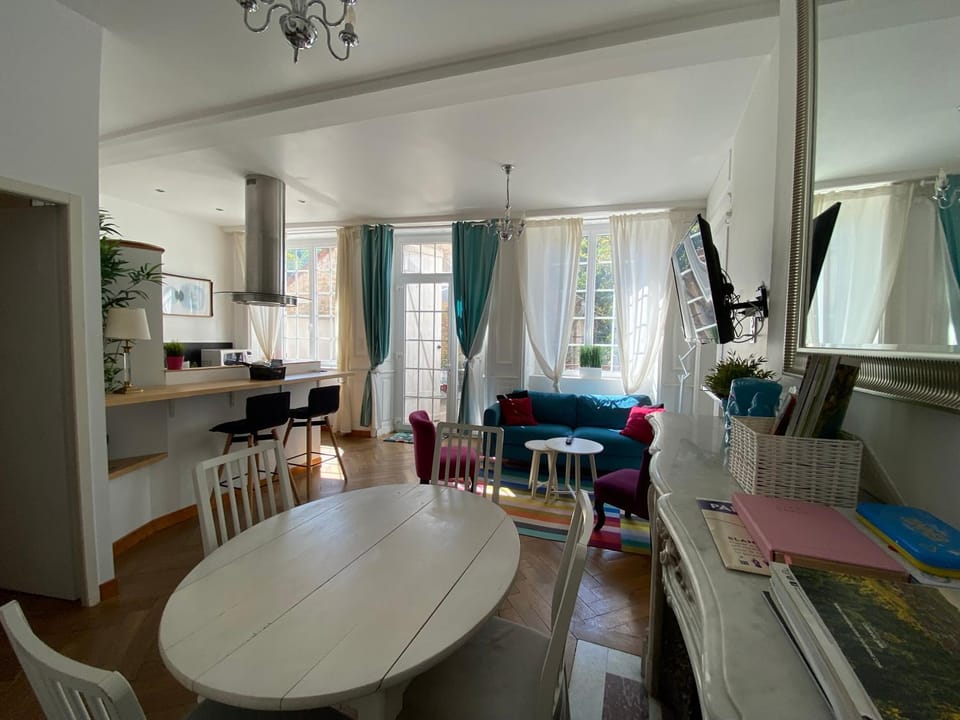 TV and multimedia, Living room, Seating area, Dining area, Family
