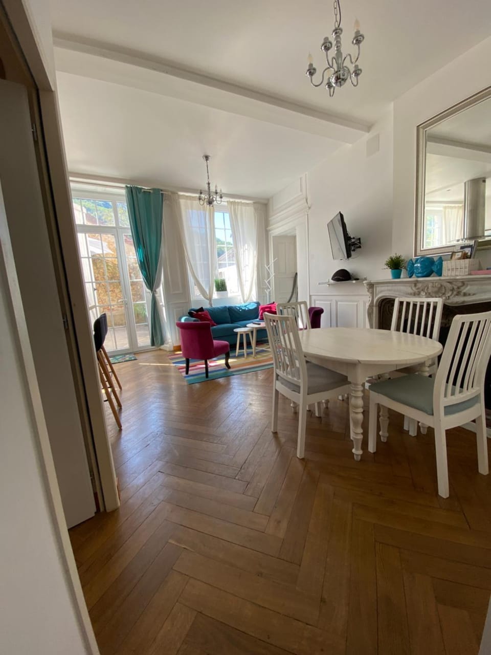 TV and multimedia, View (from property/room), Living room, Seating area, Dining area, Mountain view, Inner courtyard view, internet