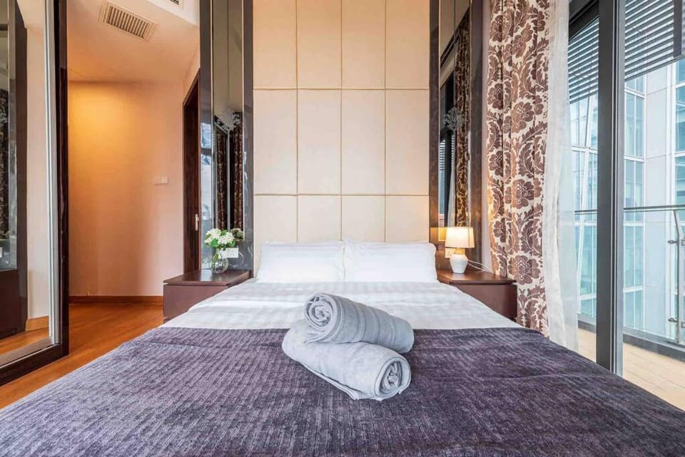 Bed, Bedroom, towels