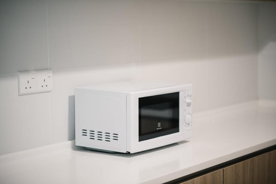 Kitchen or kitchenette, minibar