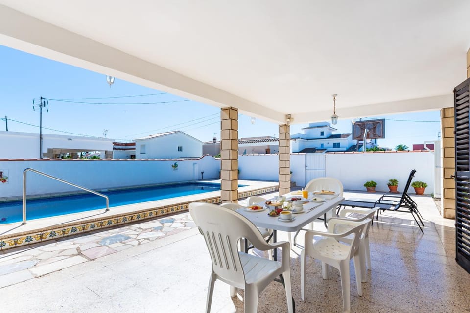 Property building, Balcony/Terrace, Living room, Swimming pool