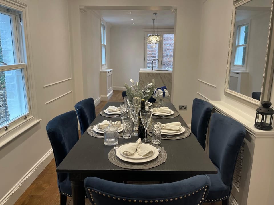 Seating area, Dining area