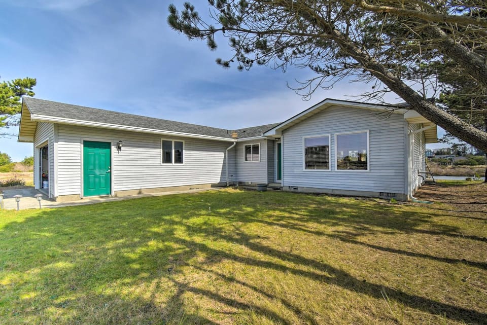 Pet-Friendly Ocean Park Home w/ Decks & View! House in Washington