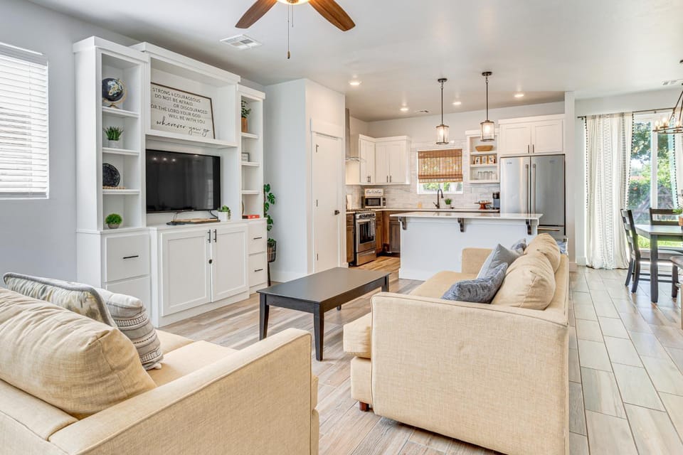 Stylish OKC Farmhouse w/ Garden - Close to OU House in Oklahoma City