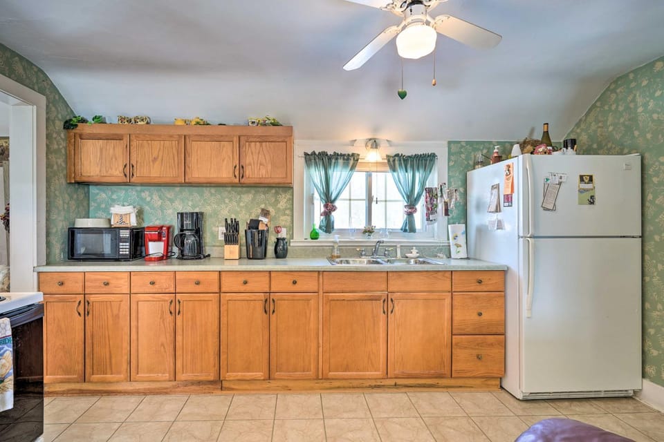 Walk to Chautauqua Lake Mayville Getaway! House in Mayville