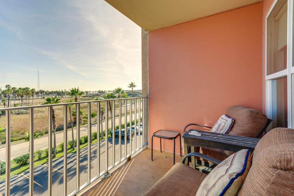 South Padre Island Condo - Walk to Beaches! House in South Padre Island