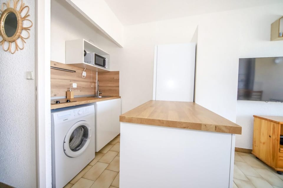 TV and multimedia, Coffee/tea facilities, Kitchen or kitchenette, internet, microwave, stove, washing machine