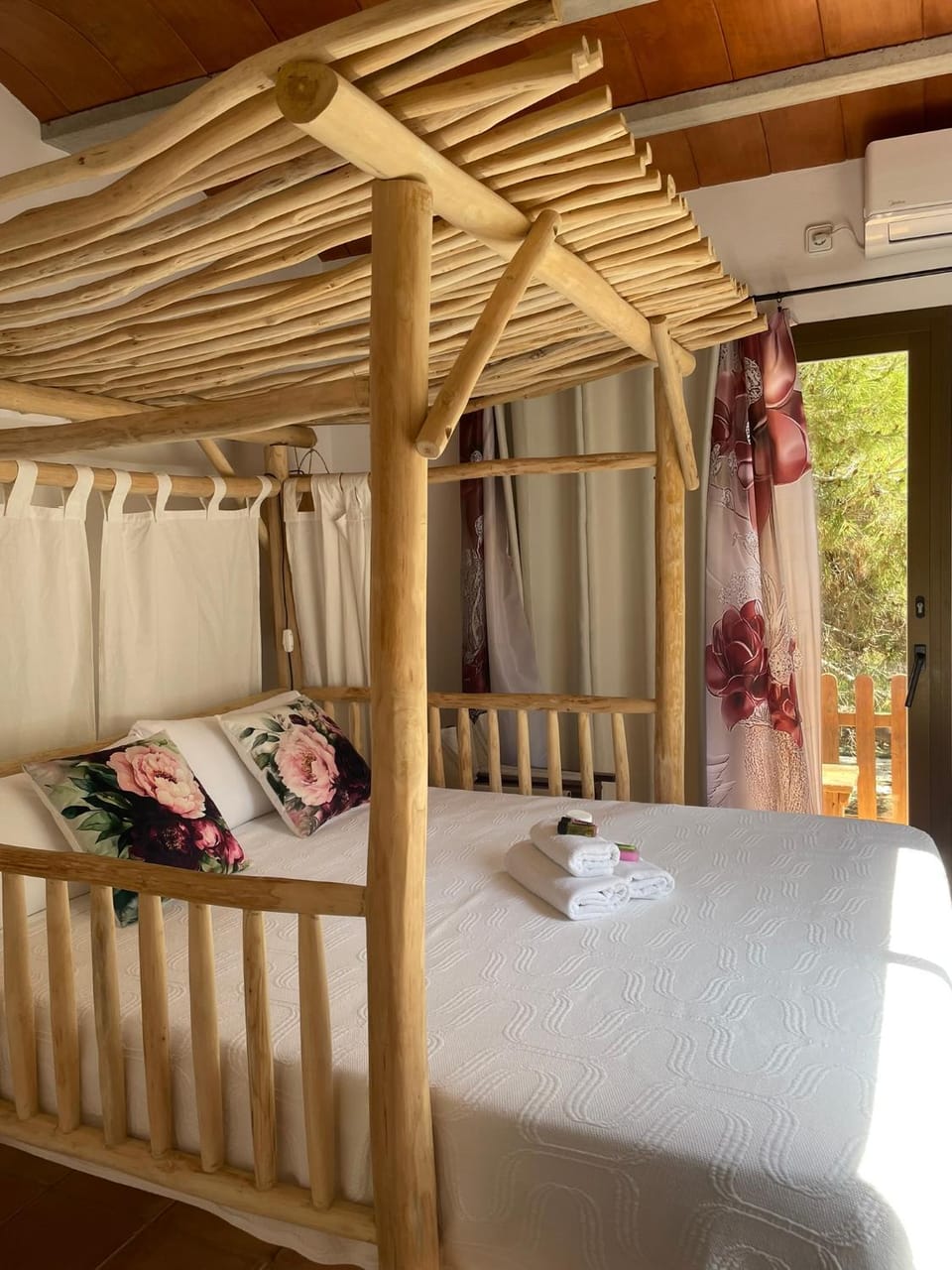 Bed, Photo of the whole room, Bedroom