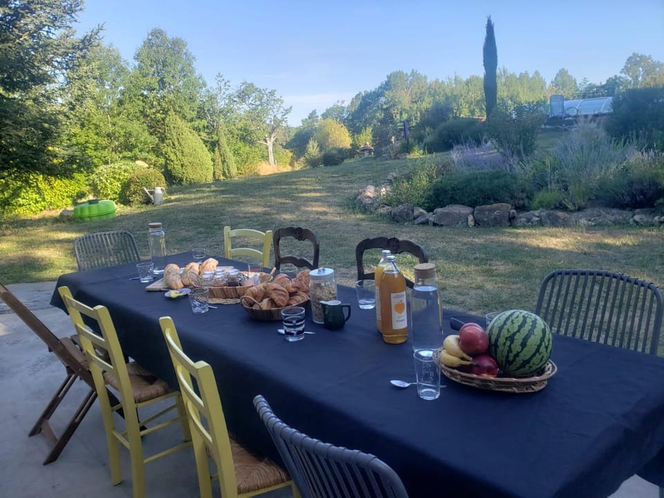 Food and drinks, Dining area, Food, Garden view, Breakfast, Continental breakfast, Drinks