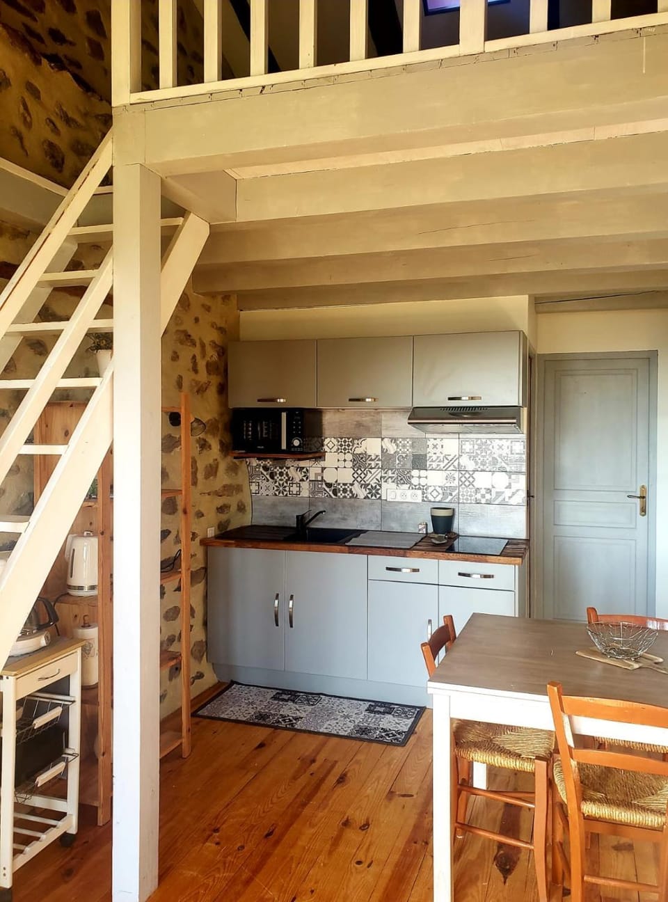 Kitchen or kitchenette, Dining area, minibar, pet friendly, stove