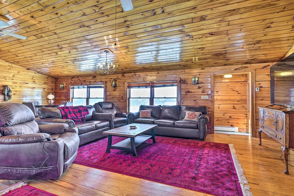 Bemus Point Retreat about 3 Mi to Chautauqua Lake House in Allegheny River