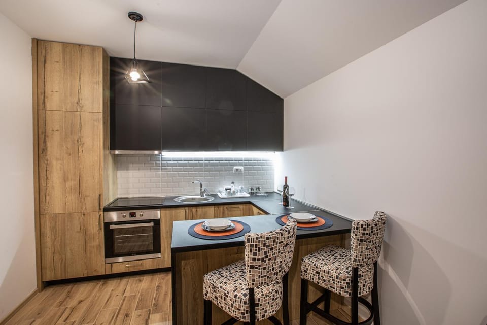 Kitchen or kitchenette, Dining area