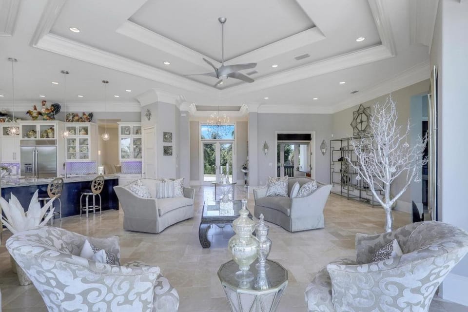 Waterfront home with infinity pool, spa and outdoor TV House in Marco Island