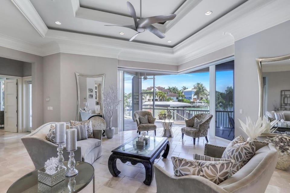 Waterfront home with infinity pool, spa and outdoor TV House in Marco Island