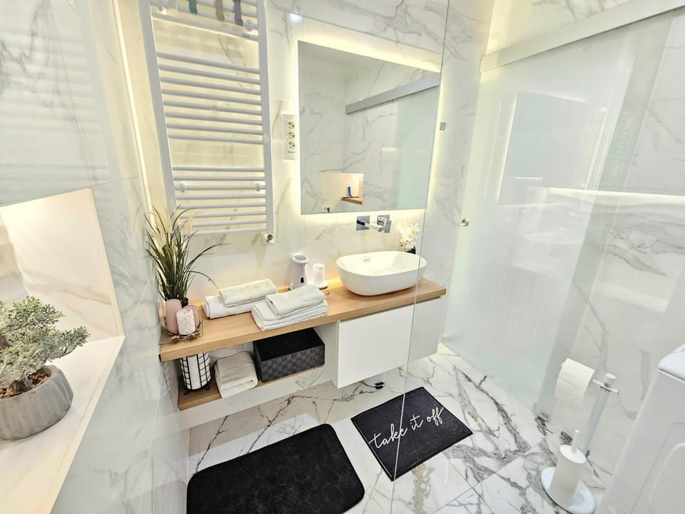 Bathroom, towels