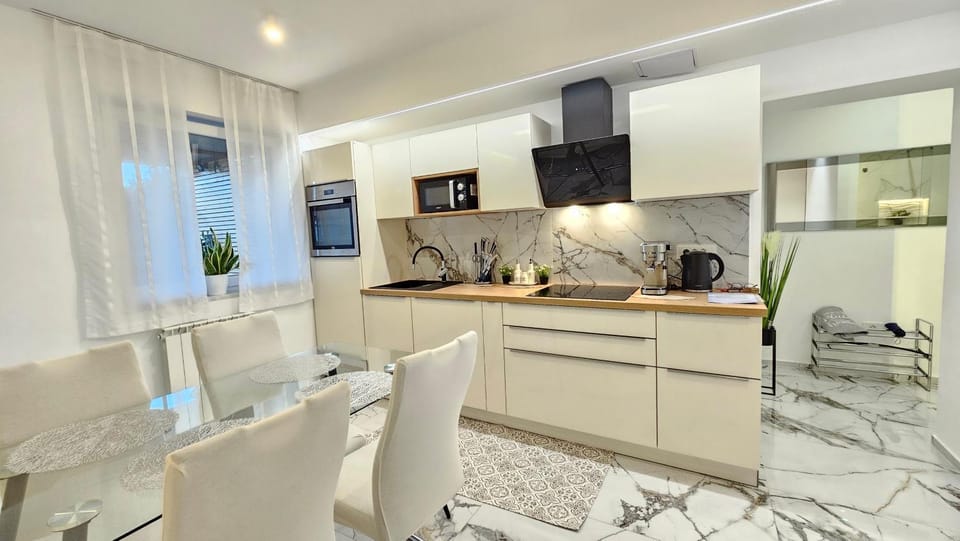Coffee/tea facilities, Kitchen or kitchenette, Dining area, microwave, oven, pet friendly, stove, toaster