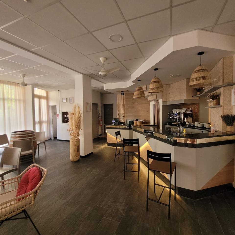 Lounge or bar, Lounge or bar