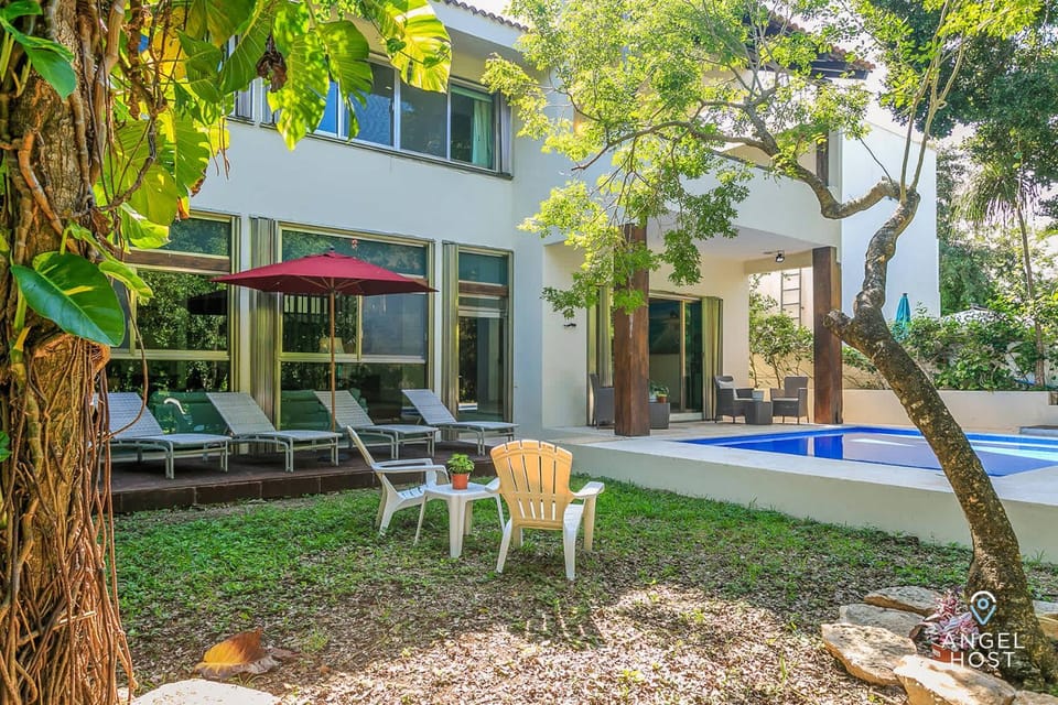 Property building, Patio, Day, Garden, Swimming pool, sunbed