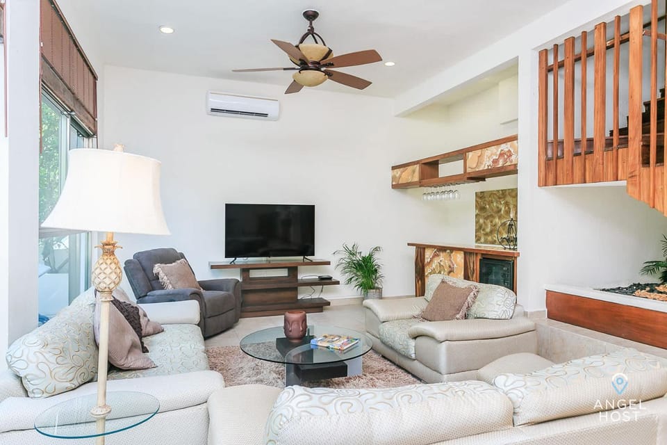 TV and multimedia, Living room, Seating area, air conditioner