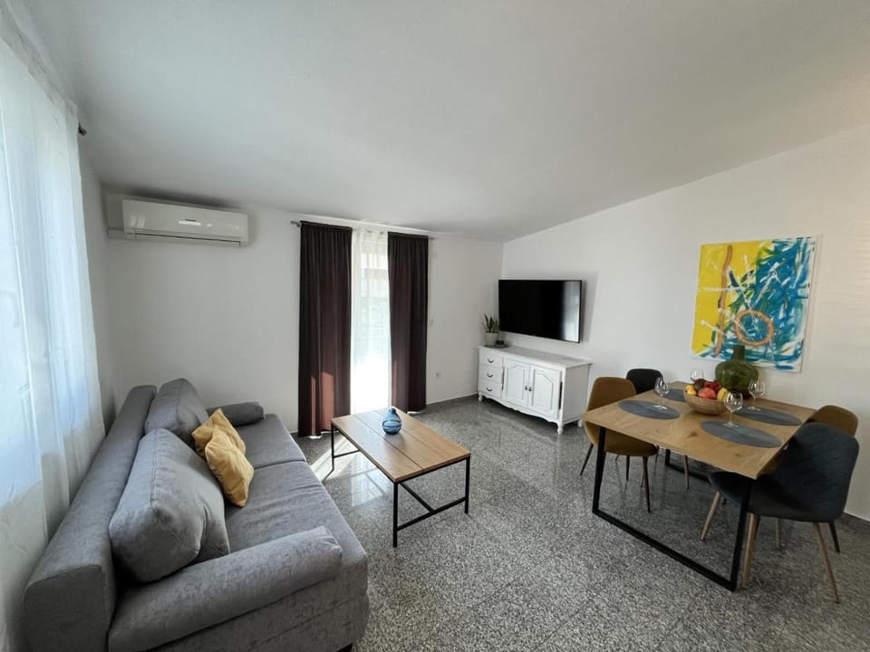 TV and multimedia, Living room, Seating area, Dining area