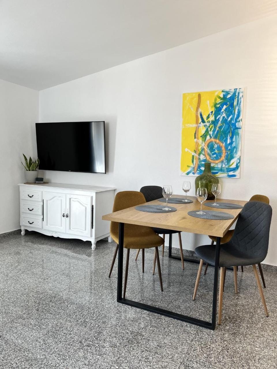 Communal lounge/ TV room, TV and multimedia, Living room, Seating area, Dining area, Evening entertainment