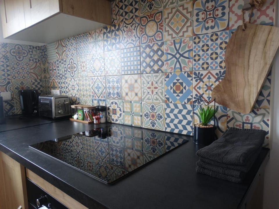 Coffee/tea facilities, dishwasher, stove, towels