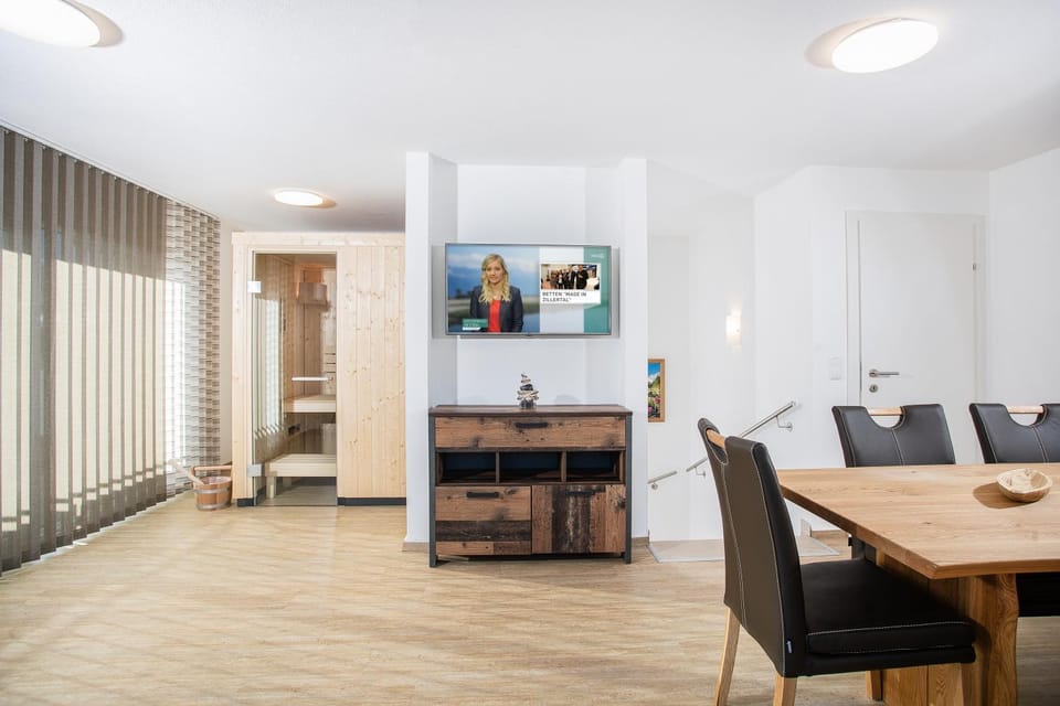Communal lounge/ TV room, Sauna, Balcony/Terrace, Living room, Seating area