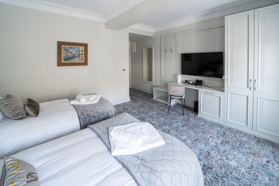 Bed, TV and multimedia, Photo of the whole room