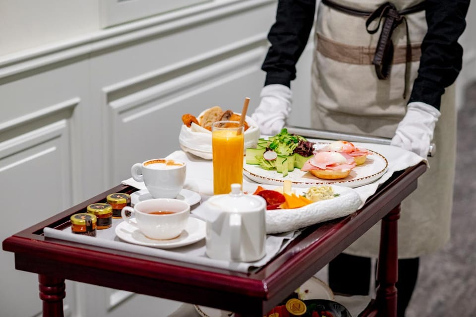 People, Food and drinks, Food, Breakfast, Drinks, group of guests