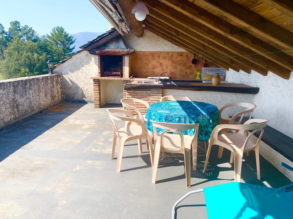 Property building, Day, BBQ facilities, Balcony/Terrace, Dining area
