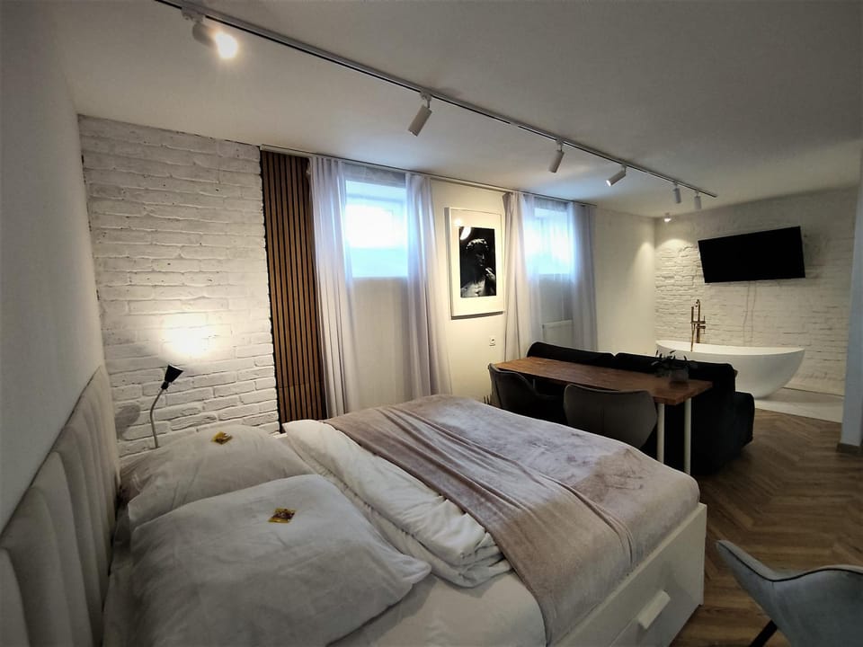 Bed, TV and multimedia, Photo of the whole room, Bedroom