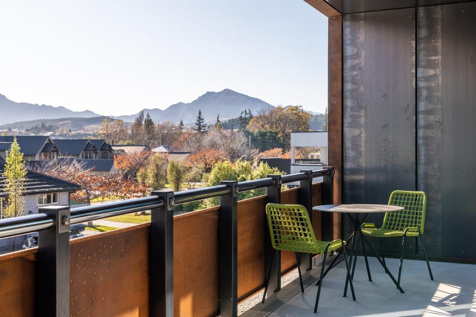 Nearby landmark, Balcony/Terrace, City view, Landmark view, Mountain view, Street view