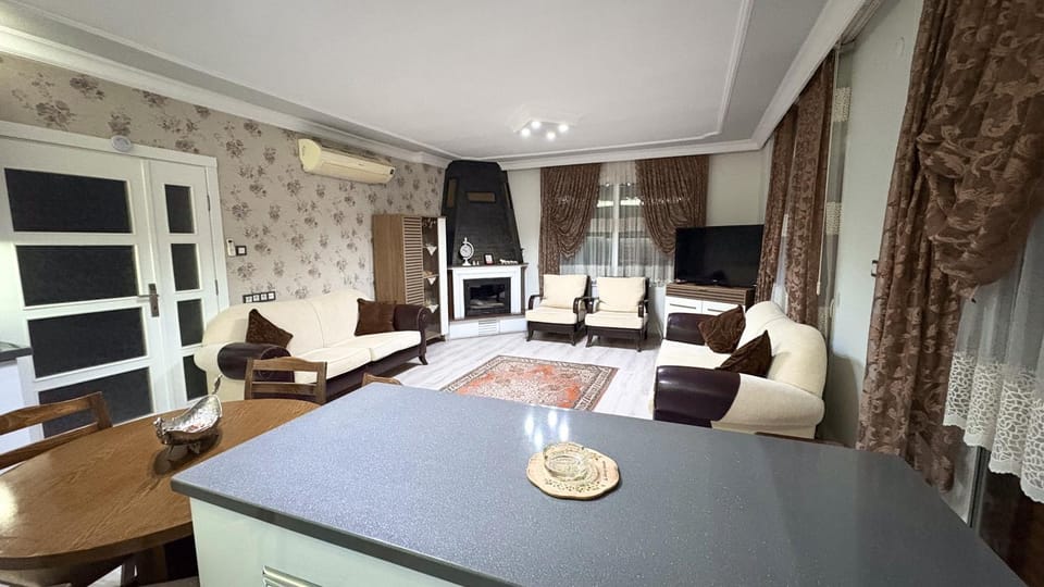 Communal lounge/ TV room, TV and multimedia, Living room, Seating area, Dining area