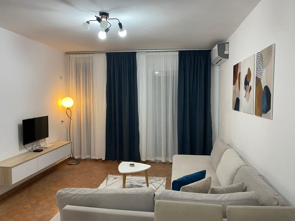 Communal lounge/ TV room, TV and multimedia, Living room, Seating area, air conditioner